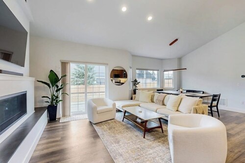 Beautifully furnished home with hot tub, gas fireplace, soaking tub, & fire pit