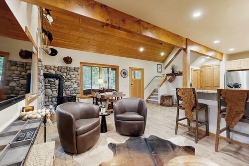 Big Fork rustic loft cabin with forest views, WiFi, 5 miles to Flathead Lake
