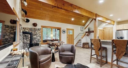 Big Fork rustic loft cabin with forest views, WiFi, 5 miles to Flathead Lake