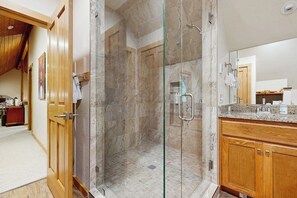 Shower, hair dryer, towels - Big Fork rustic loft cabin with forest views, WiFi, 5 miles to Flathead Lake (Bigfork)