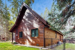 Exterior - Big Fork rustic loft cabin with forest views, WiFi, 5 miles to Flathead Lake (Bigfork)
