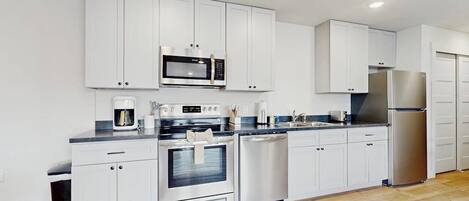 Frigorífico, microondas, horno y placa de cocina