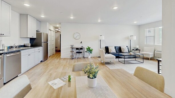 Un apartamento moderno con cocina, comedor y sala de estar.