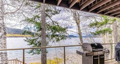 Lakefront condo near ski resort with pool, hot tub & nearby beach