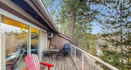 Dog-friendly condo with lake view, hot tub & pool - near beach access