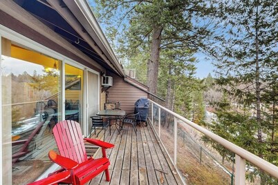 Dog-friendly condo with lake view, hot tub & pool - near beach access