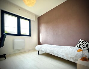 Een strijkplank/strijkijzer, gratis wifi, beddengoed
