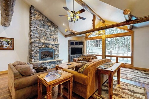 Ski-In/Ski-Out on Big Mountain with Gourmet Kitchen Hot Tub & Amazing Views