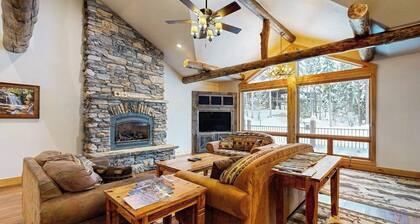 Ski-In/Ski-Out on Big Mountain with Gourmet Kitchen Hot Tub & Amazing Views