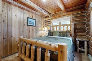 2 bedrooms, iron/ironing board, free WiFi, bed sheets - Welcoming & Peaceful Cabin, Easy Access to Lake & Skiing - Dogs OK (Lakeside)