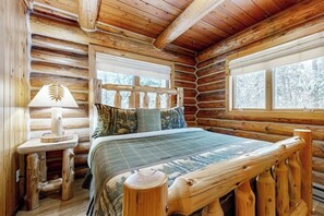 2 bedrooms, iron/ironing board, free WiFi, bed sheets - Welcoming & Peaceful Cabin, Easy Access to Lake & Skiing - Dogs OK (Lakeside)