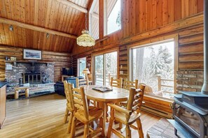 Interior - Welcoming & Peaceful Cabin, Easy Access to Lake & Skiing - Dogs OK (Lakeside)