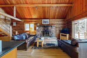 TV, fireplace, DVD player, video library - Welcoming & Peaceful Cabin, Easy Access to Lake & Skiing - Dogs OK (Lakeside)