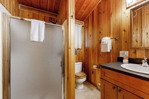 Shower, hair dryer, towels - Welcoming & Peaceful Cabin, Easy Access to Lake & Skiing - Dogs OK (Lakeside)