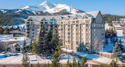 Mountain-view condo with heated hot tub, pool, sauna & easy access to slopes