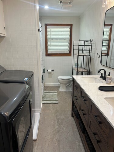 3-bedroom Country House in charming College Station on over 2 Acres