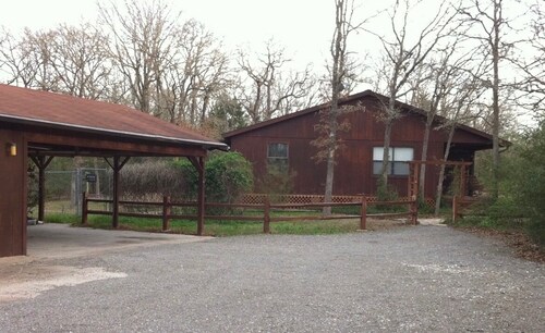 3-bedroom Country House in charming College Station on over 2 Acres