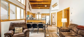 Ski-in/ski-out townhome steps from Bear Back lift w/free WiFi & wood fireplace