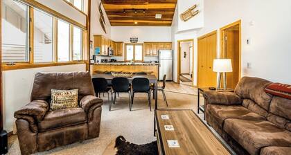 Ski-in/ski-out townhome steps from Bear Back lift w/free WiFi & wood fireplace
