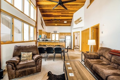 Ski-in/ski-out townhome steps from Bear Back lift w/free WiFi & wood fireplace