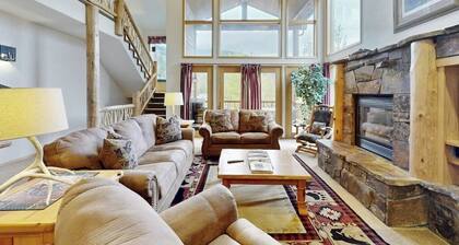 Ski-in/ski-out mountaintop getaway with private hot tub - close to town