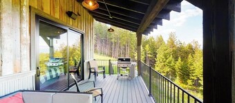 Gorgeous lake-view cabin with game room & fireplaces - near Blacktail Mountain
