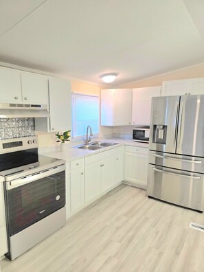 Private kitchen - 3-bedroom mobile home less than a mile from the Little River Waterfront (Little River)