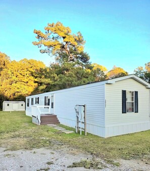 Exterior - 3-bedroom mobile home less than a mile from the Little River Waterfront (Little River)