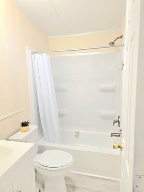Towels, soap, toilet paper - 3-bedroom mobile home less than a mile from the Little River Waterfront (Little River)