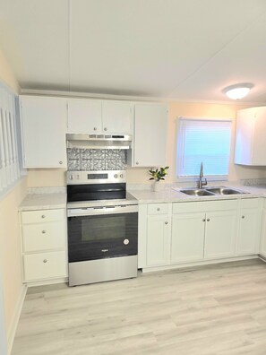 Private kitchen - 3-bedroom mobile home less than a mile from the Little River Waterfront (Little River)