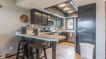 Coffee/tea maker, fridge, microwave, oven