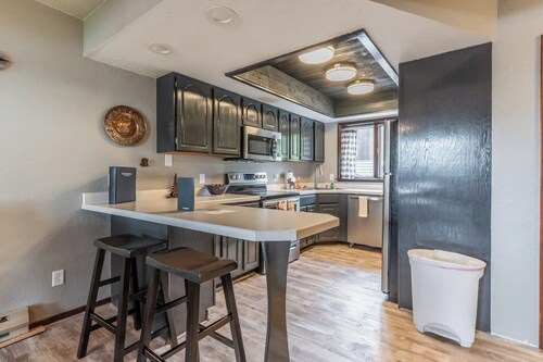 Mountain condo w/ fireplace and hot tub access - walking distance to ski lifts