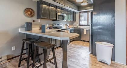 Mountain condo w/ fireplace and hot tub access - walking distance to ski lifts