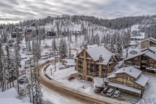Adorable Ski Getaway W/ Free WiFi and Easy Access to the Slopes