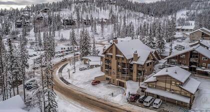 Adorable Ski Getaway W/ Free WiFi and Easy Access to the Slopes