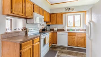 Coffee/tea maker, fridge, microwave, oven