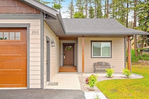 Exterior - Charming single-level home with a patio, washer/dryer, & central AC (Lakeside)