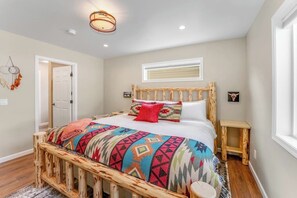 2 bedrooms, iron/ironing board, travel crib, free WiFi - Charming single-level home with a patio, washer/dryer, & central AC (Lakeside)