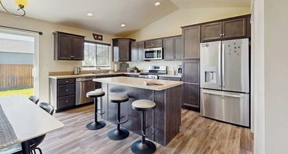 Bridger View Retreat | House in Belgrade with enclosed backyard, patio, & grill