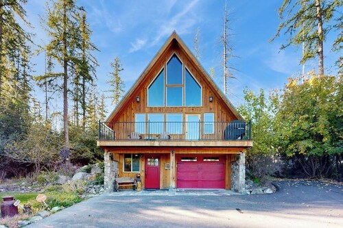 Rustic charm w/ modern amenities, an expansive back patio, mountain views