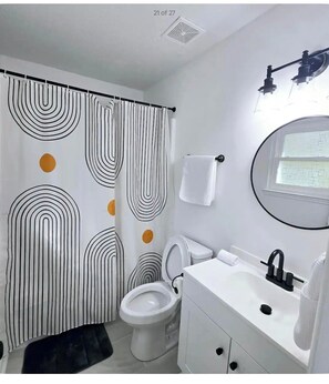 Serviettes fournies, savon, papier toilette