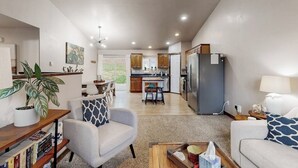 Una sala de estar moderna con un sofá, una mesa de centro y una estantería.