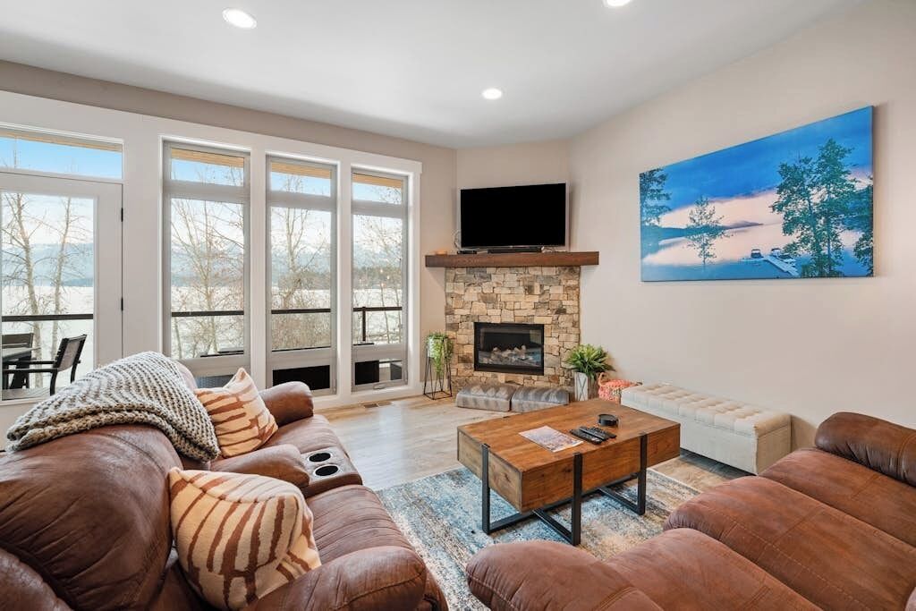 TV, fireplace