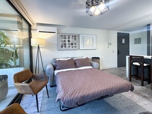 Een strijkplank/strijkijzer, wifi, beddengoed