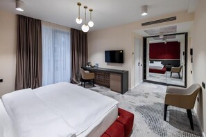 Chambre Deluxe double, vue sur la ville | Bureau, espace de travail pour ordinateurs portables