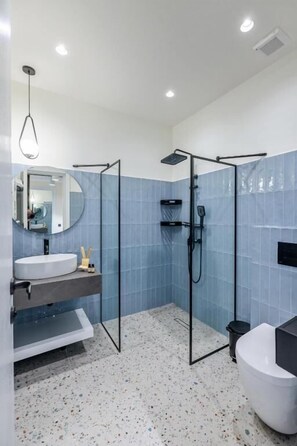 Chambre Double Standard, balcon, vue jardin | Salle de bain | Douche, articles de toilette gratuits, sĂšche-cheveux, chaussons