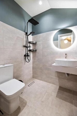 Bathroom - Nouvelle Hotel (Oni)