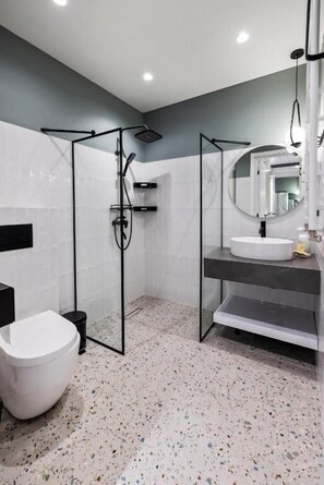 Deluxe Double Room, City View | Bathroom | Shower, free toiletries, hair dryer, bathrobes