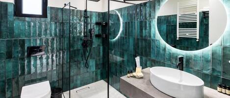 Standard-Zweibettzimmer, Gartenblick | Badezimmer | Dusche, kostenlose Toilettenartikel, Haartrockner, Bademäntel