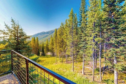 Beautifully updated Big Sky chalet with hot tub, deck & free WiFi